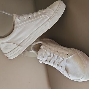 TAOS PLIM SOUL WHITE CANVAS SNEAKERS (New $125) sz 9W